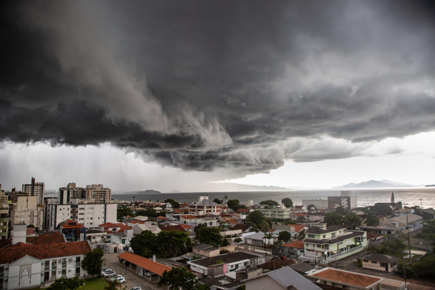 Frente fria avança com alerta de temporais severos, vendaval e granizo neste fim de semana em SC
