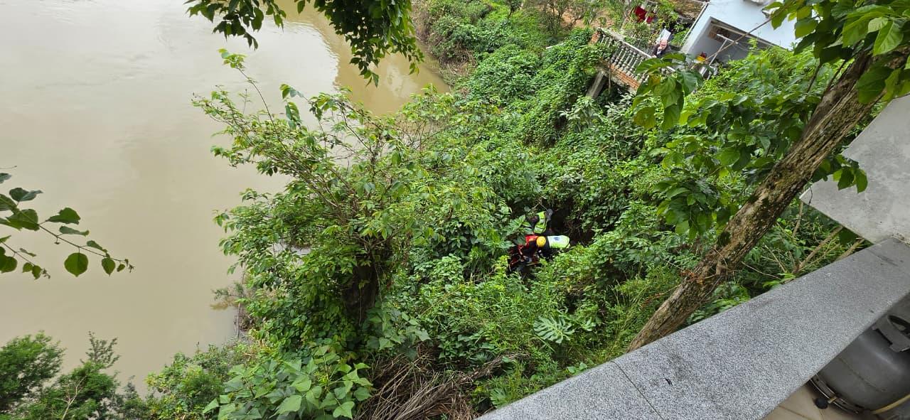 Idosa é resgatada após cair em ribanceira em Braço do Norte