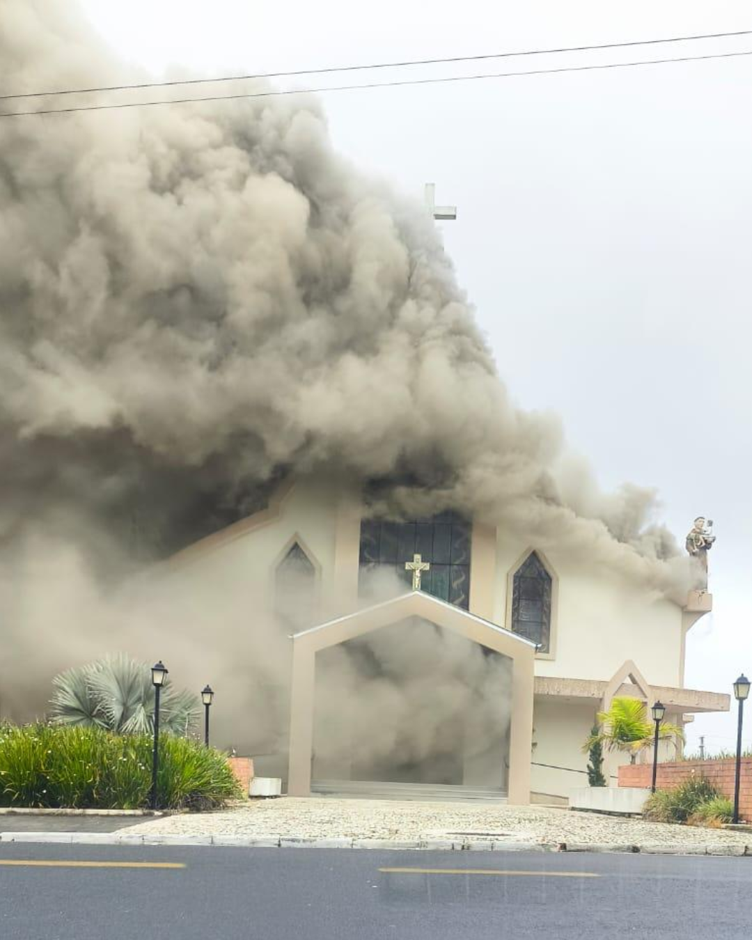 Incêndio atinge Igreja Matriz de Treze de Maio no Sul de Santa Catarina