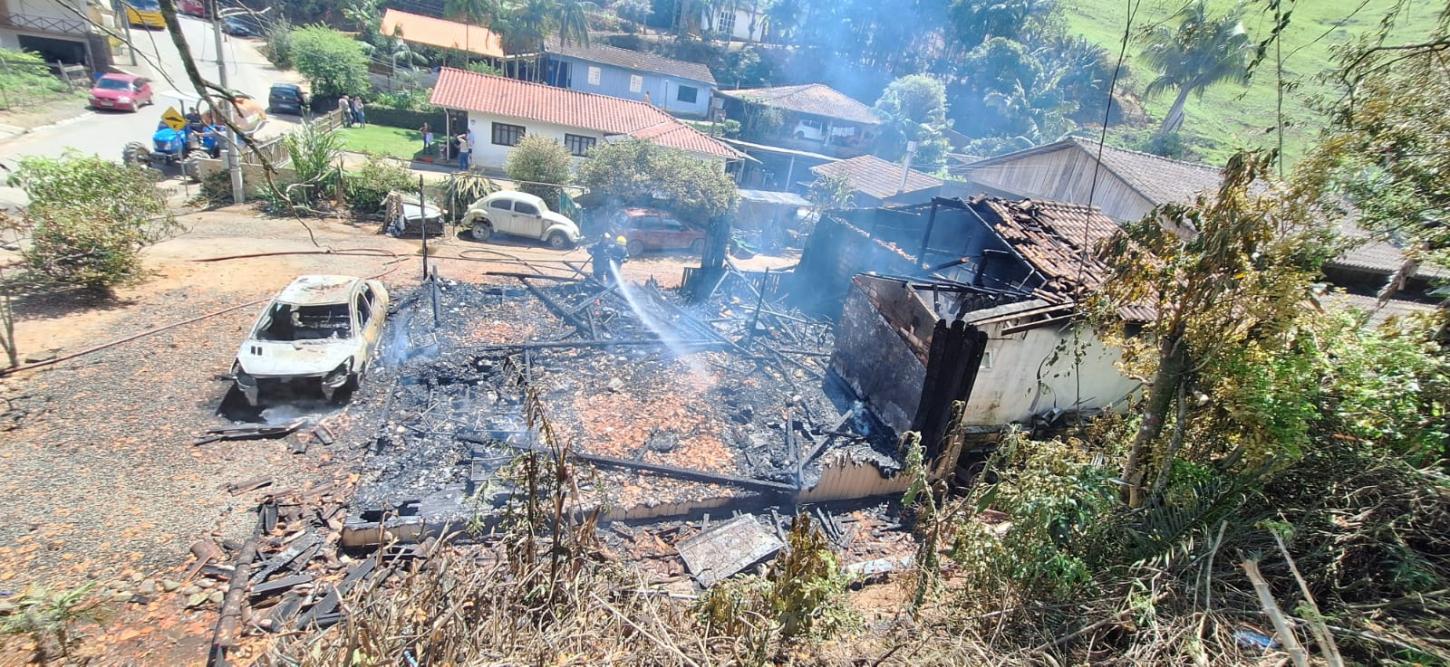Incêndio destrói casa e atinge veículo no Centro de Santa Rosa de Lima