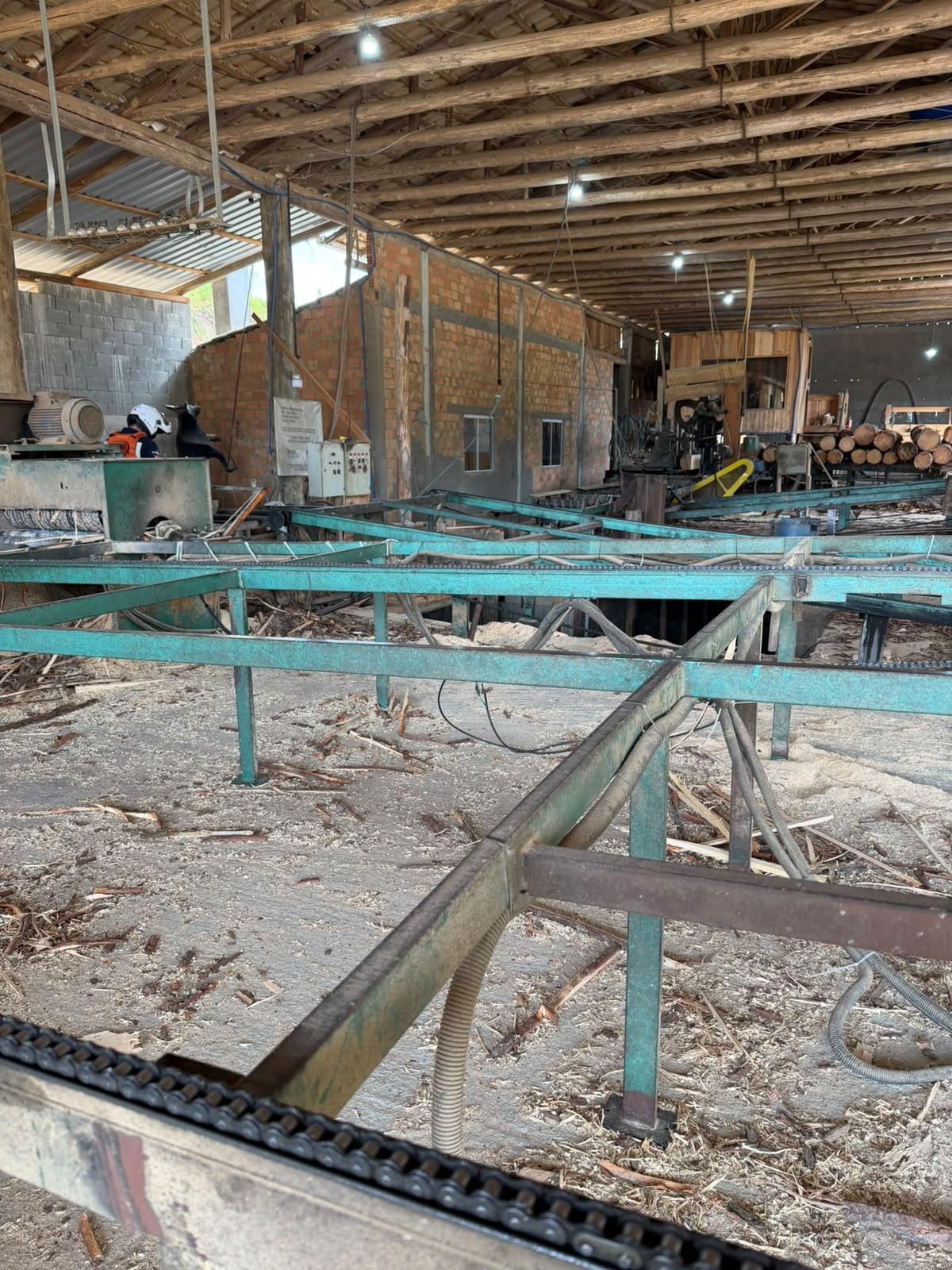 Jovem de 18 anos fica preso em maquinário industrial na SC-435, em Armazém