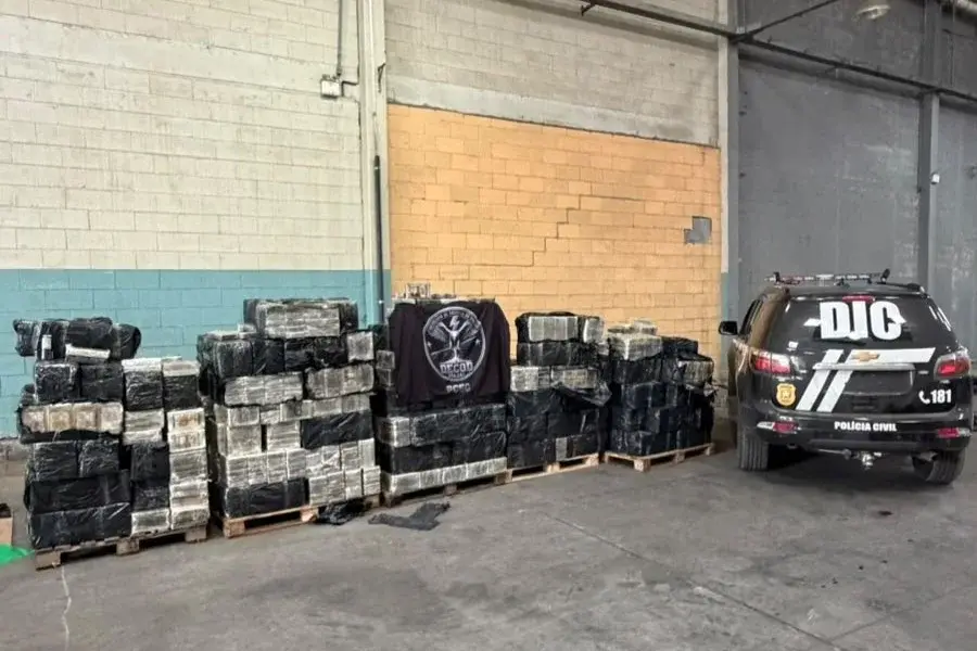 Polícia Civil apreende 4,4 toneladas de cocaína em Balneário Piçarras e prende seis britânicos