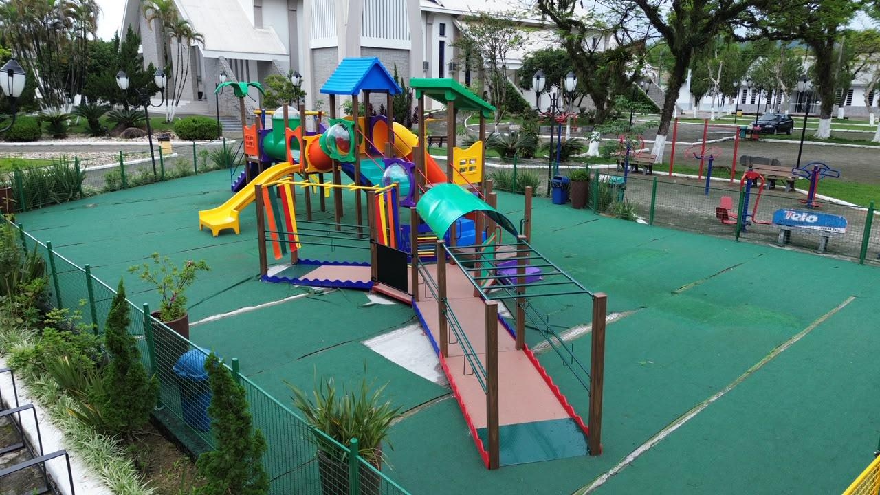 Prefeitura de São Ludgero instala parquinho infantil acessível e nova quadra de futebol na Praça Central