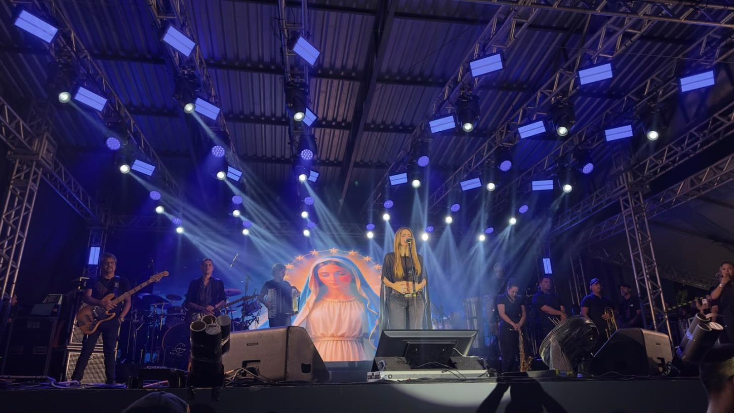 Show nacional de Mariana Fagundes atrai mais de 10 mil pessoas na comemoração dos 71 anos de Braço do Norte