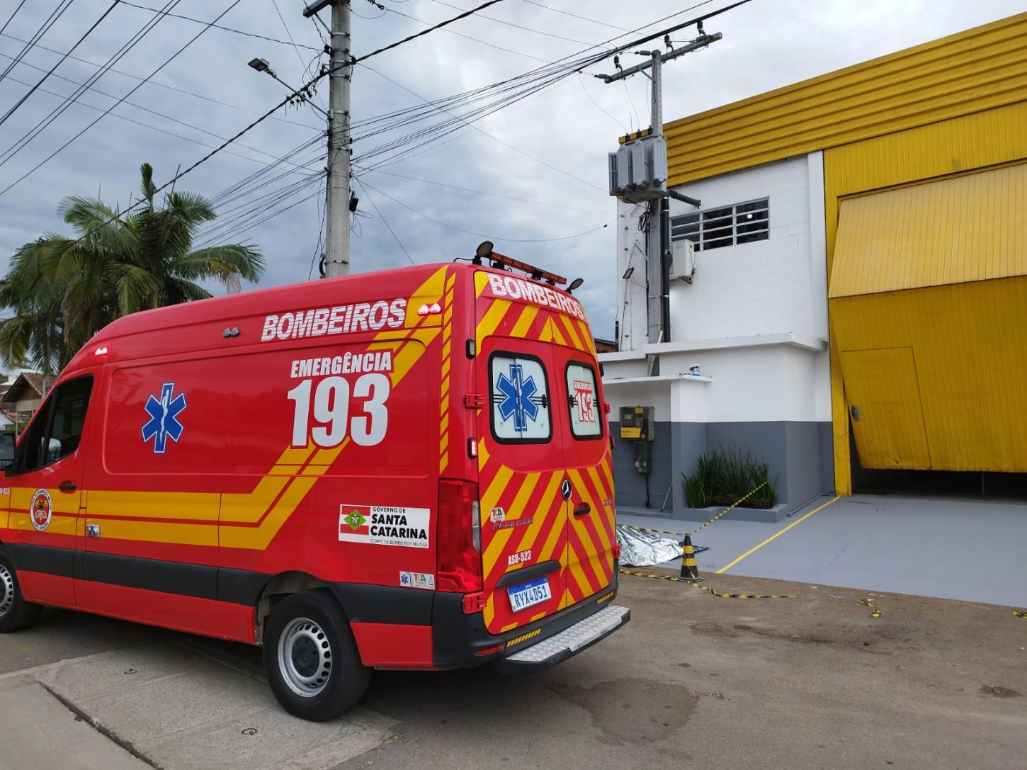 Trabalhador de 39 anos morre após receber descarga elétrica e cair de escada em Braço do Norte