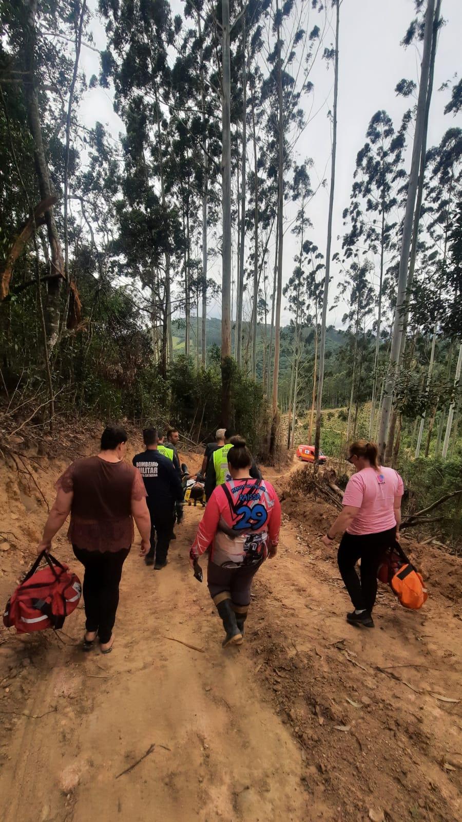 Trabalhador fica ferido ao ser atingido por tora de eucalipto no bairro Sernandim, em São Martinho