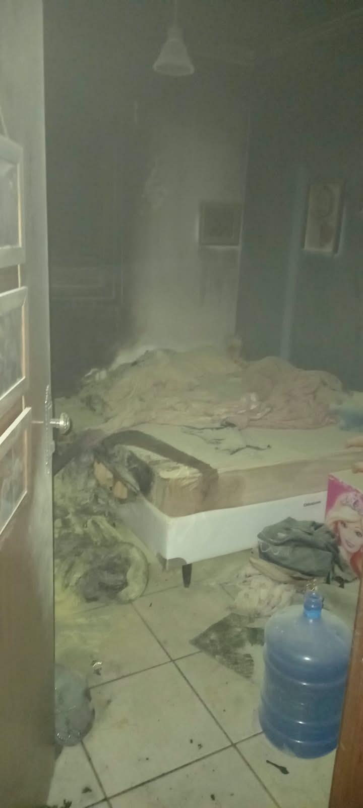 Vela acesa provoca incêndio em residência na madrugada desta terça em Gravatal