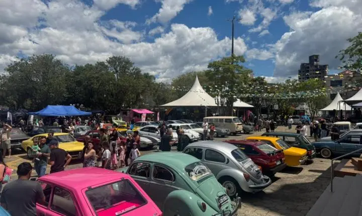 8º Encontro de Carros Antigos movimenta Praça Padre Röer em Braço do Norte