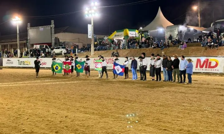 Abertura do 35º Rodeio Crioulo de Braço do Norte é marcada por anúncio de R$ 3 milhões para cobertura da cancha