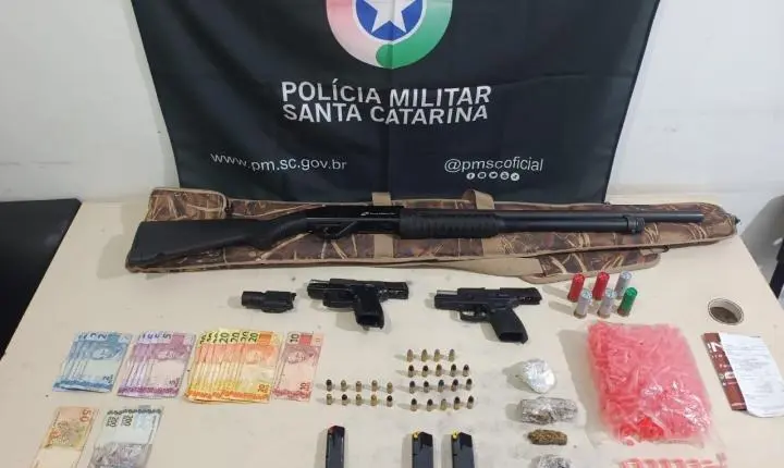 Ação de inteligência da PM desarma distribuidor de drogas e apreende arsenal em Araranguá