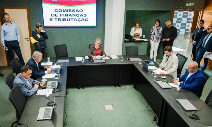 🐾 Alesc avança com projetos que proíbem venda de pets por pessoas físicas e barram condenados em cargos públicos