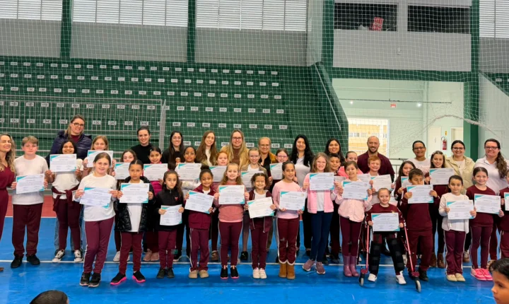 Alunos destaques do 2º trimestre do Ensino Fundamental recebem homenagem em São Ludgero