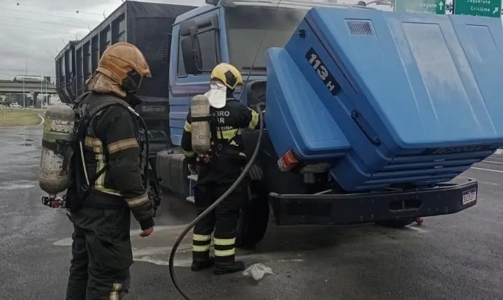 🚚 Ambulância dos bombeiros passa por acaso e ajuda a conter incêndio em caminhão bitrem na Rodovia Ivane Fretta Moreira