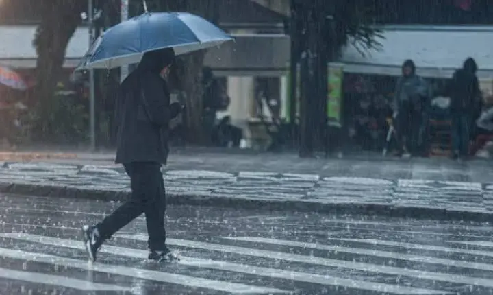 Ar frio derruba temperaturas para 1°C na Serra e agitação marítima deixa costa de Santa Catarina em alerta