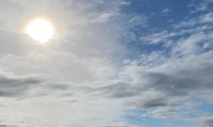 Área de baixa pressão e frente fria mantêm alerta para temporais, vento forte e mar agitado no fim de semana em SC