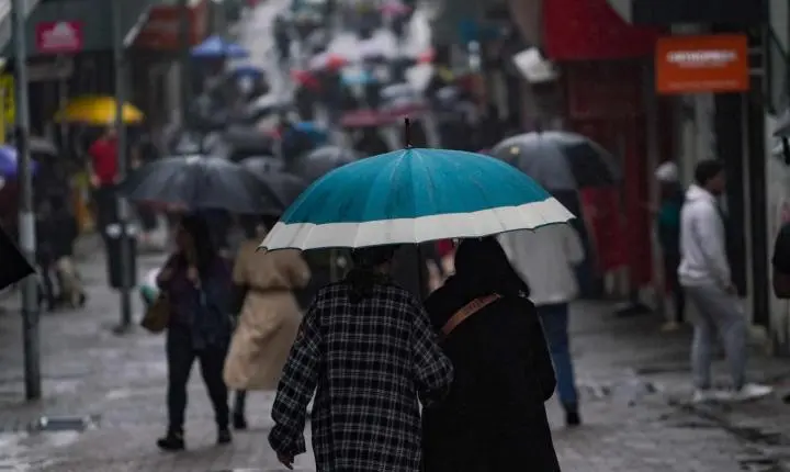 🌧️ Baixa pressão traz chuva intensa e alerta de temporais para Santa Catarina