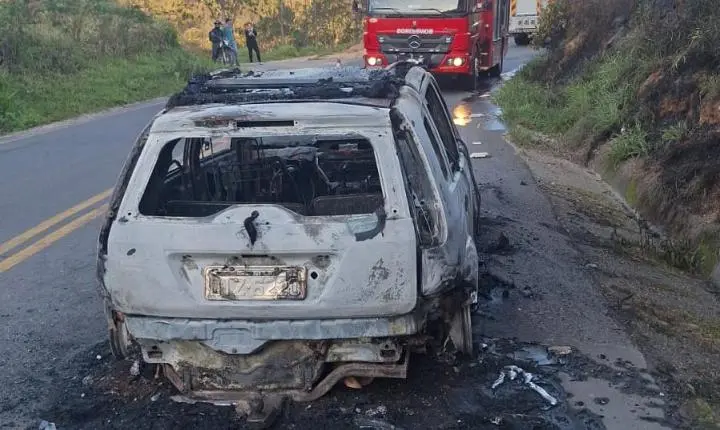 Bombeiros combatem incêndio em automóvel e área de mata na Estrada Geral Santa Rosa de Lima