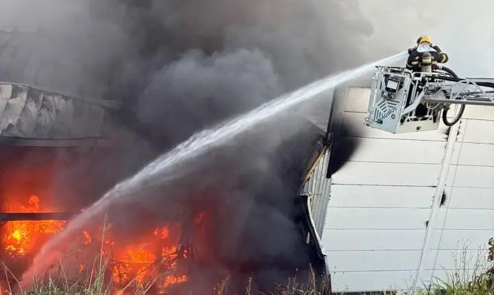 Bombeiros combatem novos focos de reignição em fábrica de ração em São Ludgero