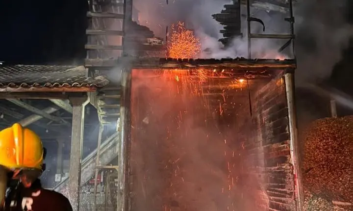 🚒 Bombeiros controlam incêndio de grandes proporções em madeireira no Centro de São Martinho