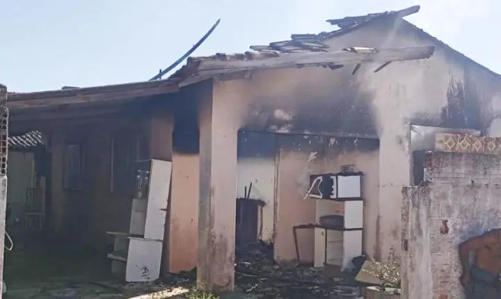 👨‍🚒 Bombeiros evitam que incêndio destrua casas vizinhas em Tubarão