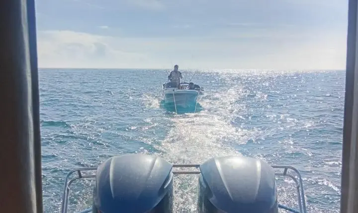 🛥️ Bombeiros resgatam embarcação à deriva com dois tripulantes na Ilha dos Lobos, em Laguna