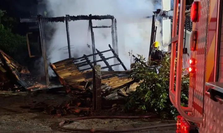 🏠 Bombeiros utilizam 8 mil litros de água para combater incêndio em residência