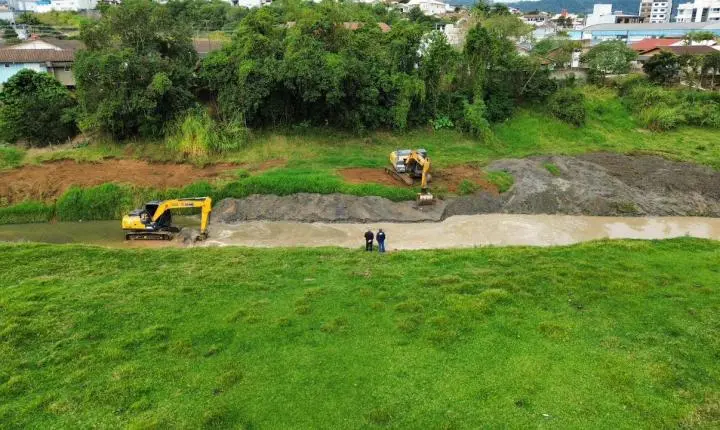 🚜 Braço do Norte intensifica limpeza de córregos e mapeia abrigos contra temporais