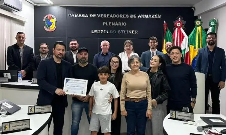 Câmara de Armazém homenageia goleiro Nelsinho por carreira histórica