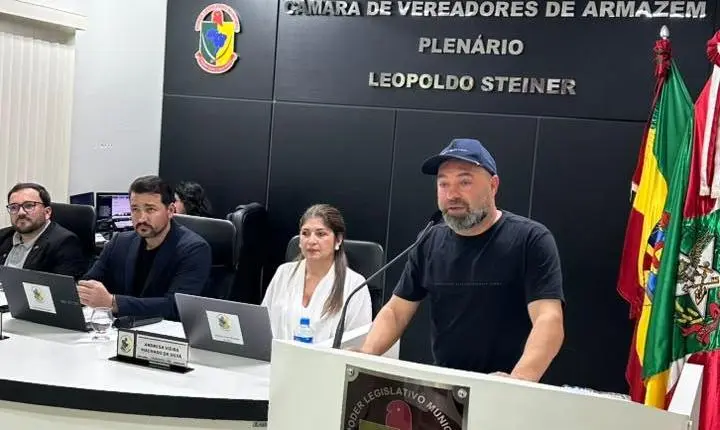 Câmara de Armazém homenageia goleiro Nelsinho por carreira histórica
