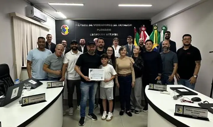 Câmara de Armazém homenageia goleiro Nelsinho por carreira histórica