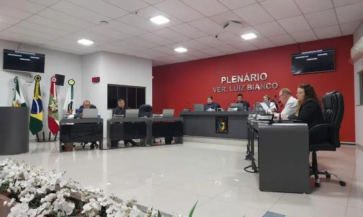 📢 Câmara de São Ludgero aprova ponto eletrônico, regulamenta uso de carros particulares e homenageia bombeira por salvar bebê