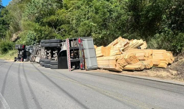 🚚 Caminhão carregado com madeira tomba na rodovia e mobiliza bombeiros em São Martinho