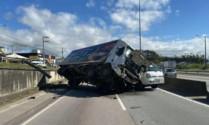 Caminhão perde o controle e bloqueia totalmente a BR-101 no km 200 em São José