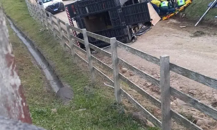 Caminhão perde os freios e bate contra trator na Estrada Geral do Caruru, em Tubarão