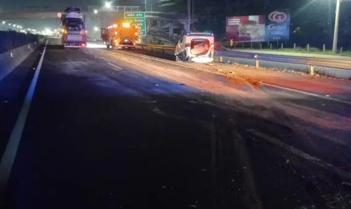 📢 Caminhonete capota e mobiliza Bombeiros e CCR na madrugada deste domingo