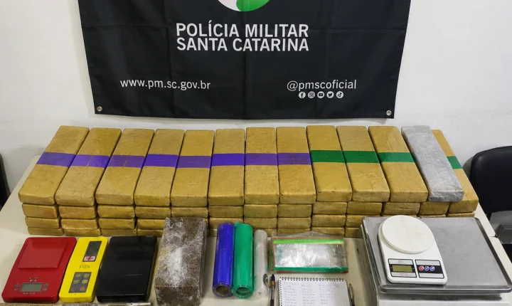 📦 Canil da PM intercepta traficante e apreende mais de 46 kg de drogas em Araranguá