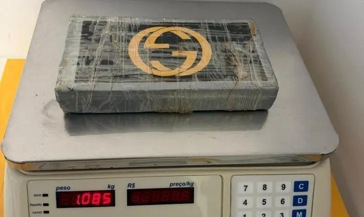 Cão de faro da PM localiza mais de 1 kg de cocaína em veículo e dois são presos em Lages