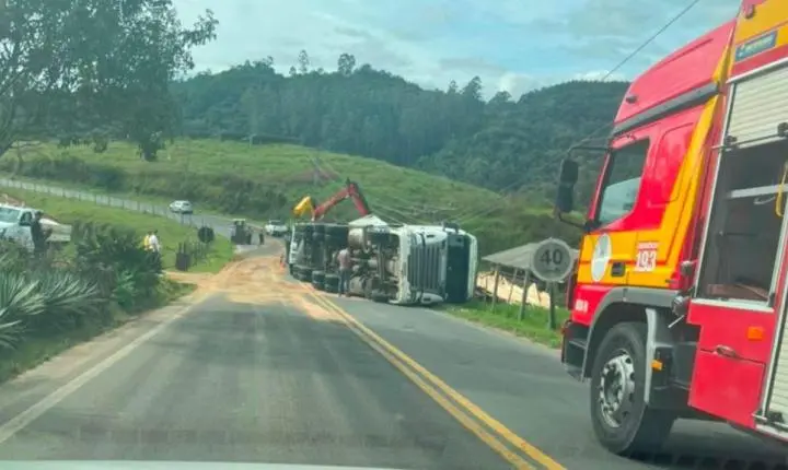 🚚 Carreta carregada de madeira tomba na SC-435, quebra poste e vaza 200 litros de combustível em Armazém