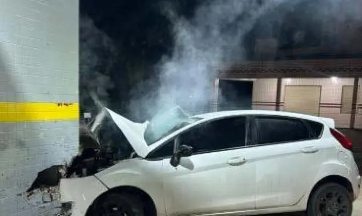 Carro bate contra terminal de ônibus, pega fogo e motorista morre em Criciúma
