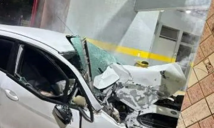 Carro bate contra terminal de ônibus, pega fogo e motorista morre em Criciúma