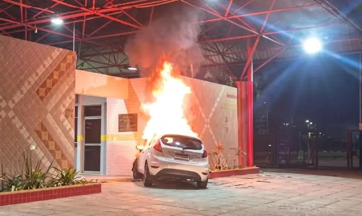 Carro bate contra terminal de ônibus, pega fogo e motorista morre em Criciúma