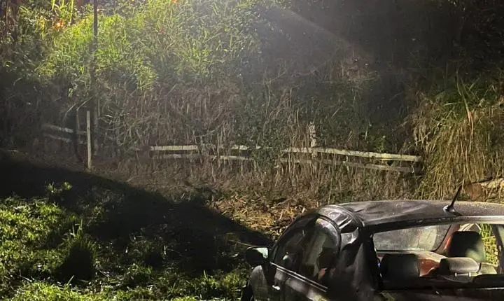 🚗 Carro cai em barranco de 7 metros e idoso de 63 anos é ejetado em grave acidente na SC-435