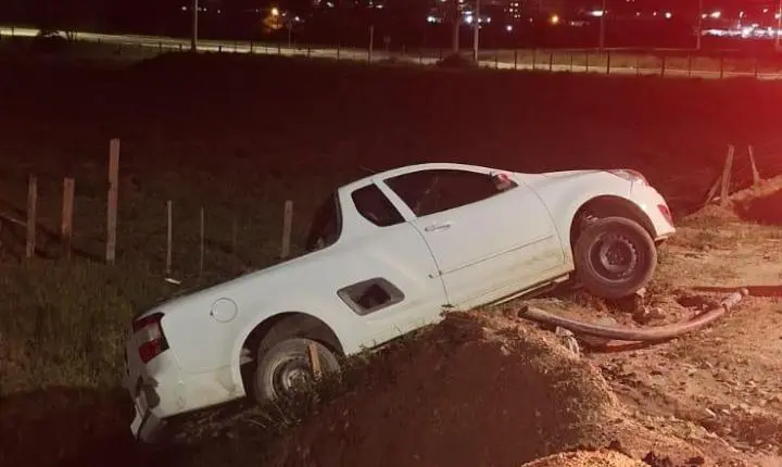 Carro cai em barranco e fica prestes a tombar em riacho no bairro Santa Paulina, em Braço do Norte