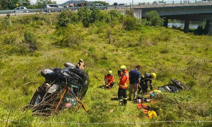 Carro cai em barranco na Cabeceira da Ponte da Amizade em Tubarão e bombeiros resgatam quatro vítimas