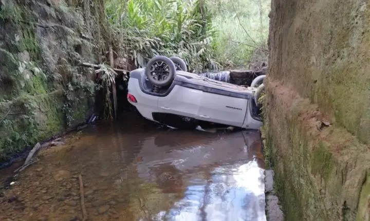 🌊 Carro cai em rio após saída de pista em Grão-Pará