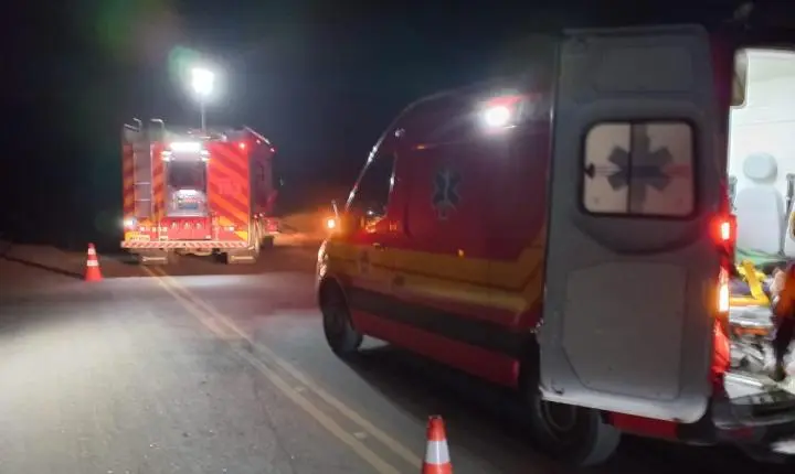 🚗 Carro cai em vala na SC-435 e motorista preso às ferragens é resgatado em São Martinho