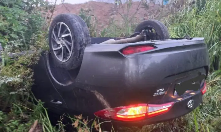 🚗 Carro capota após sair da pista na SC-435 em Gravatal