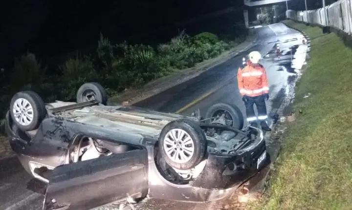 Carro capota nas Curvas do Iró na Praia do Gi na noite de quarta-feira
