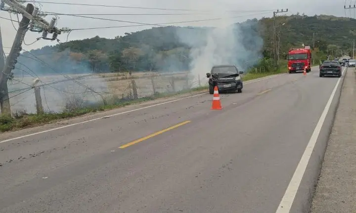 Carro colide contra poste na SC-437 em Imaruí e deixa fiação de alta tensão sobre a pista