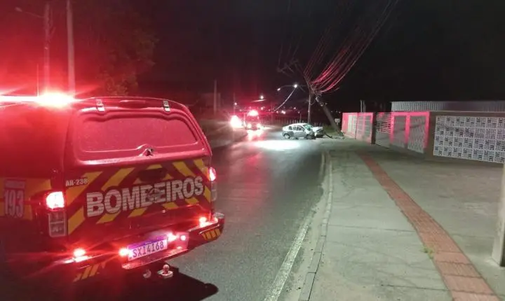 🚗 Carro colide contra poste no bairro Monte Castelo e mobiliza Bombeiros